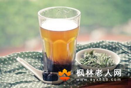 绿茶擦拭可缓解老人浑身瘙痒